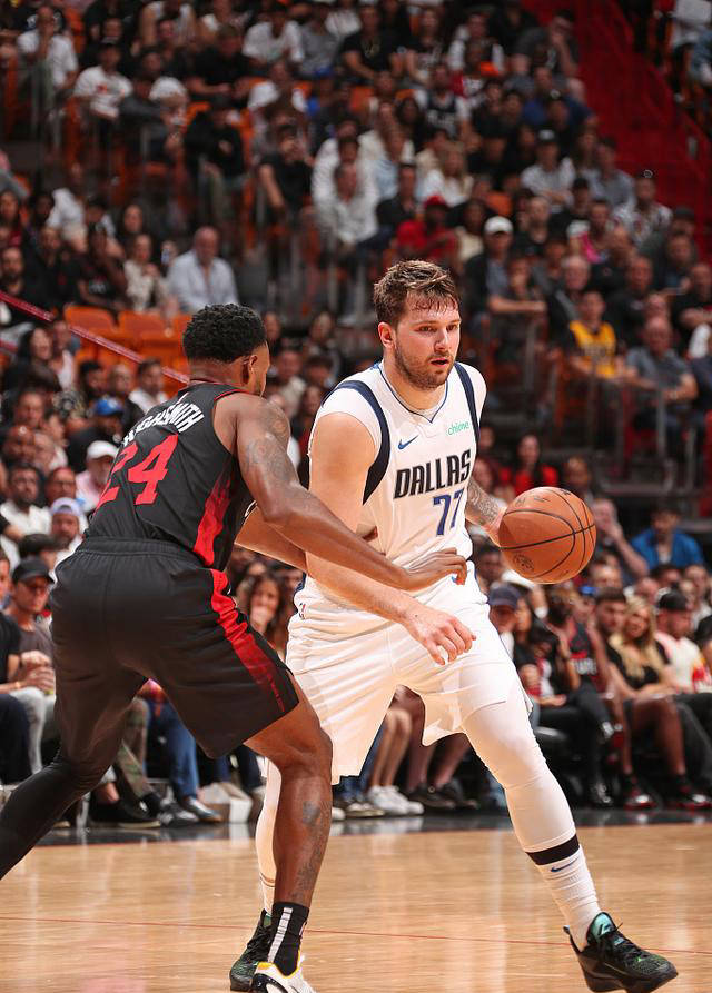 独行侠横扫上海队,范弗利特统治全场 独行侠横扫上海队,范弗利特统治全场