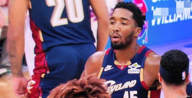 76人险胜火箭,米切尔爆发神勇 76人险胜火箭,米切尔爆发神勇