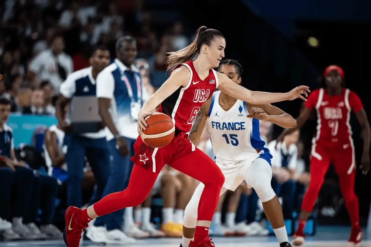 法国女篮赢得对阵美国队的激烈比赛