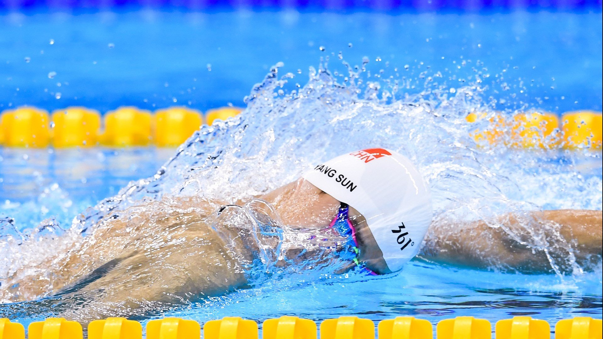 赛道与绿茵场，当F1争冠焦点战遇上南非击溃马赛的启示