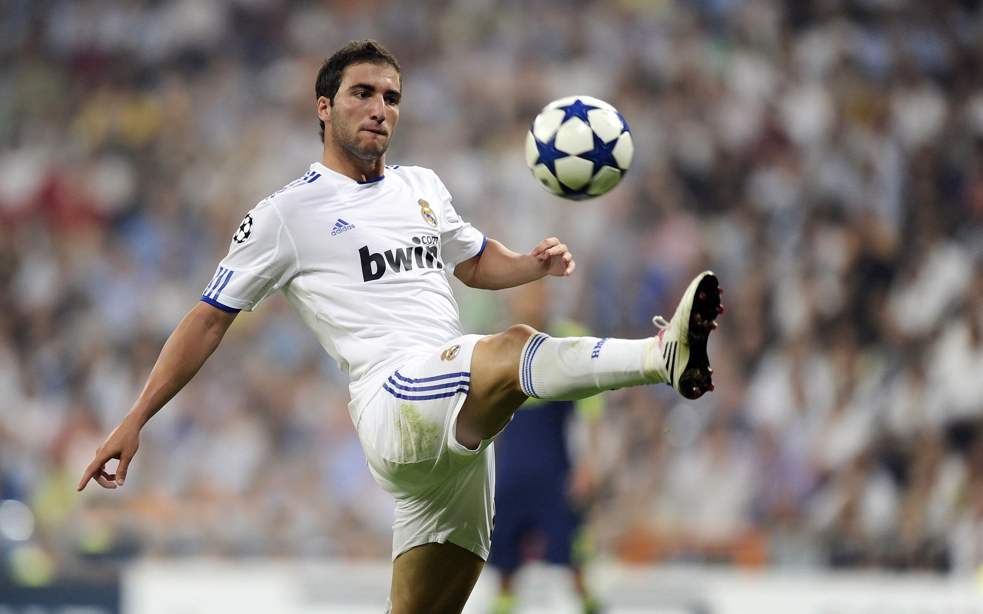 西甲国家德比之夜，塔图姆持续制造杀伤，当绿茵场与篮球场在凌晨交汇